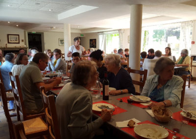 Vacances Chrétiennes : repas dans la salle à manger